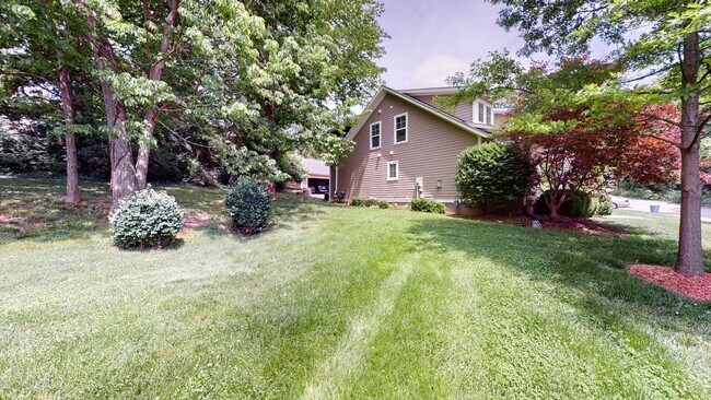 Building Photo - 3 Bed/4.5 Bath Crescent Hill Charmer with 2 Car Garage