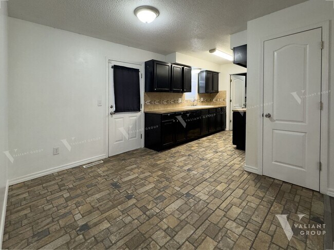 Building Photo - Spacious 4 Bedroom Ozark Home