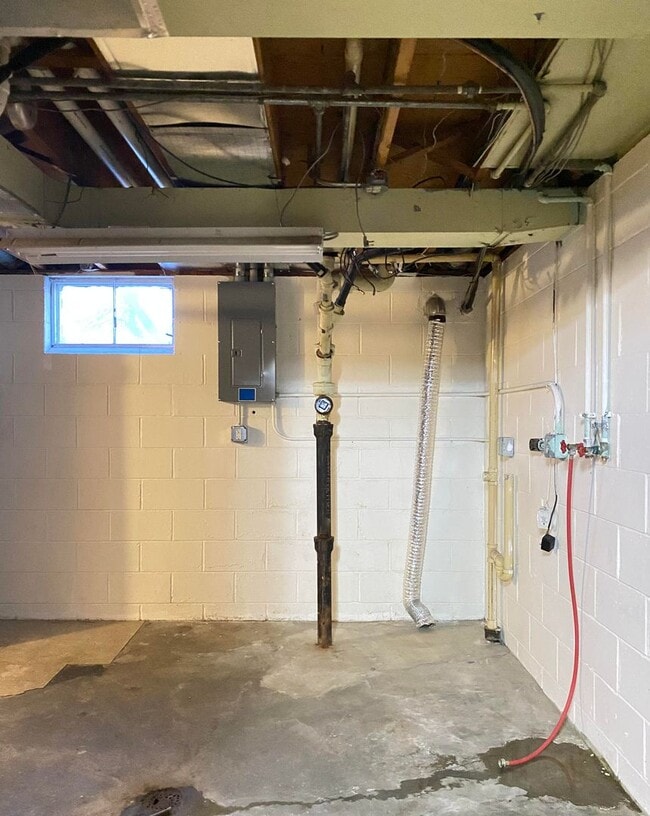 Building Photo - Beautiful 3 bed 1 bath house, over sized driveway, garage and fenced in back yard $1,595  [Move-i...