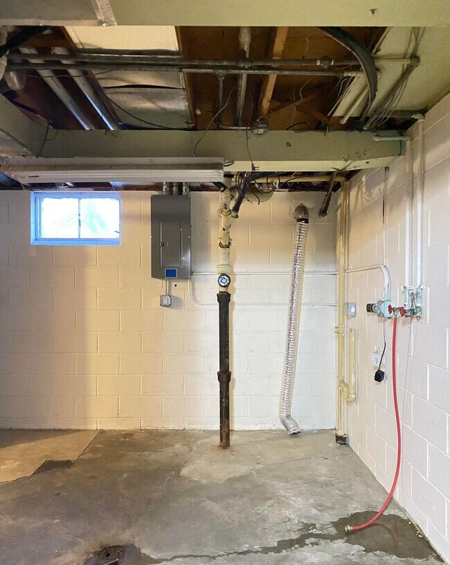 Building Photo - Beautiful 3 bed 1 bath house, over sized driveway, garage and fenced in back yard $1,795  [Move-i...