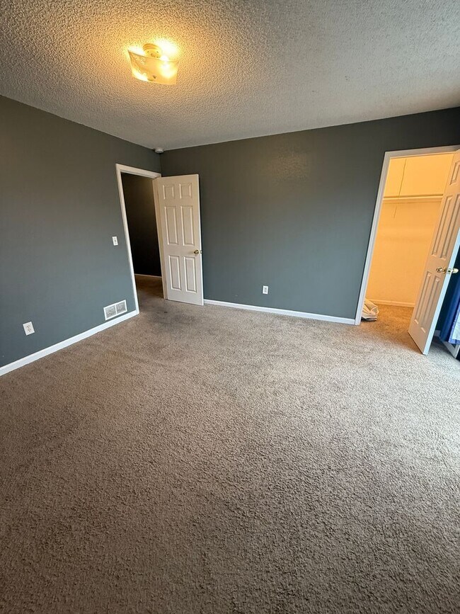 Building Photo - Spacious 3-bedroom, 1.5-bath townhome available