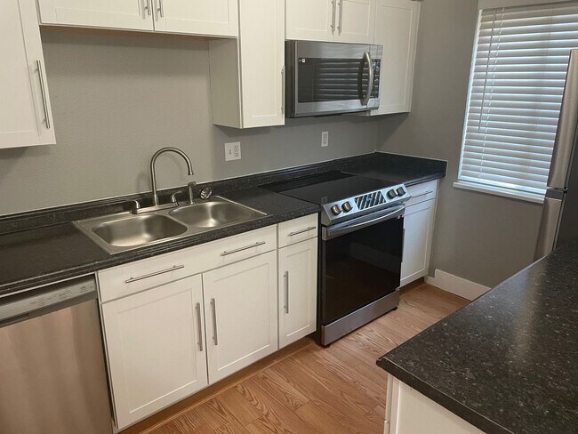 Building Photo - South Denver, 2 bed 2.5 bath Townhome, 2 Car Parking, Close to Light Rail
