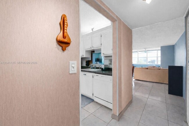 Building Photo - 2861 Somerset Dr