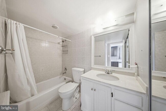 Building Photo - 922 24th St NW