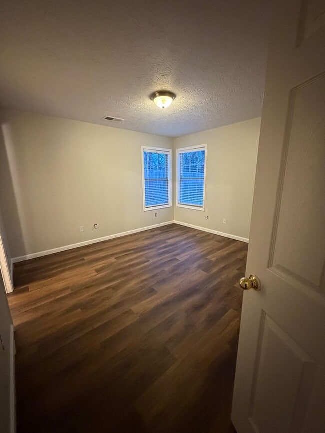 Building Photo - 3 Bedroom Available Now!