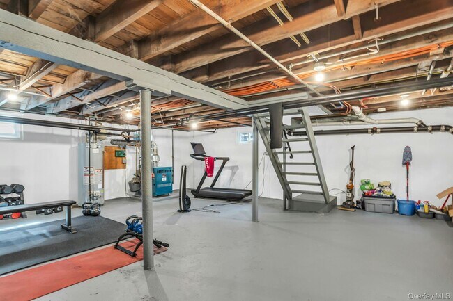 Building Photo - 23 W 7th St