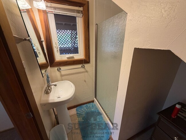 Building Photo - 2 Bedroom Duplex in Tyrolia! Summer pool!