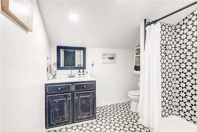 Building Photo - 1312 N Verne St