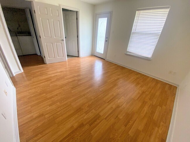 Building Photo - 2-Bed, 2.5-Bath Townhouse Near McNeese State University