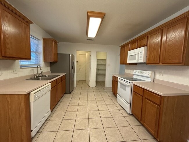 Building Photo - 3908 Fieldcrest Dr