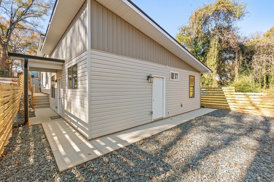 Building Photo - 21 Cody St