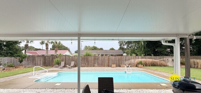 Building Photo - Beautiful 3-Bedroom Pool Home in Destin – Lawn & Pool Service Included!