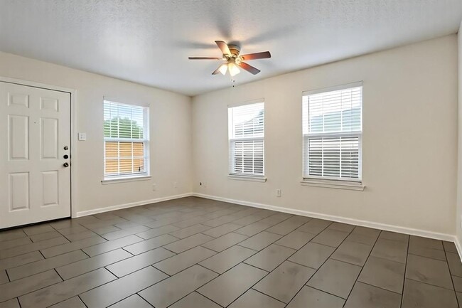 Building Photo - 1115 Brookswood Ave