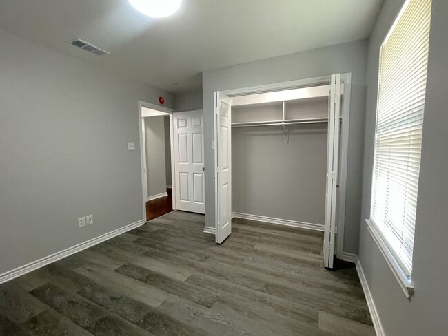 Building Photo - 203 Memory Ln