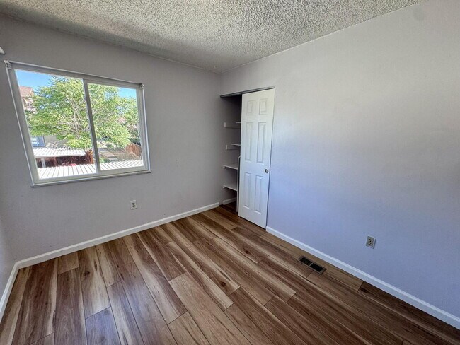 Building Photo - 2507 Rainbow Dr