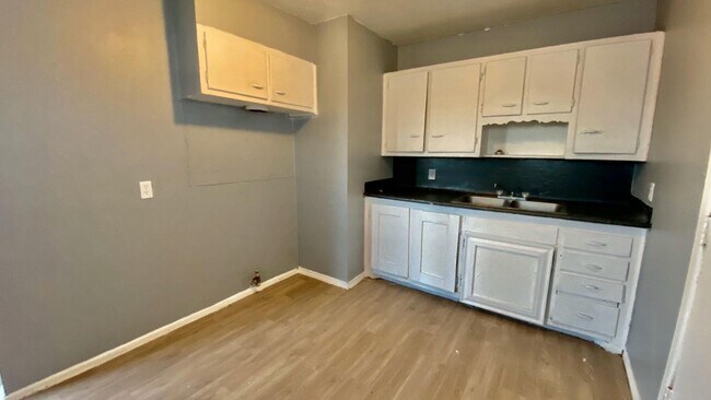 Building Photo - Handyman Special $0 First Month's Rent / “You fix, you SAVE BIG!!” Contact Mayshell for details: ...
