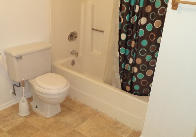 Building Photo - "Charming 2-Bedroom Retreat with Spacious ...