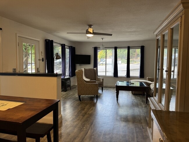 Building Photo - 526 Mill St