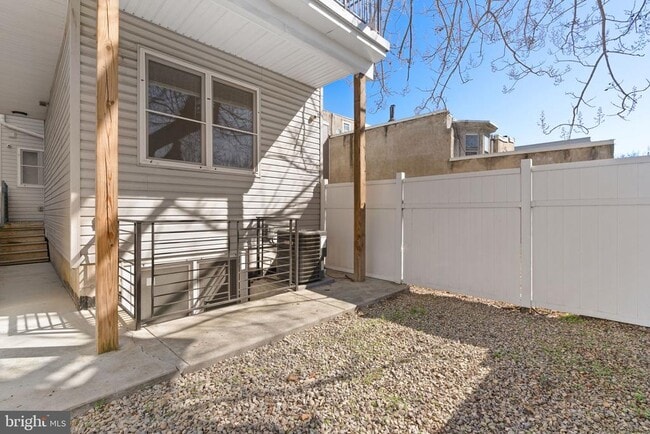 Building Photo - 2142 Master St