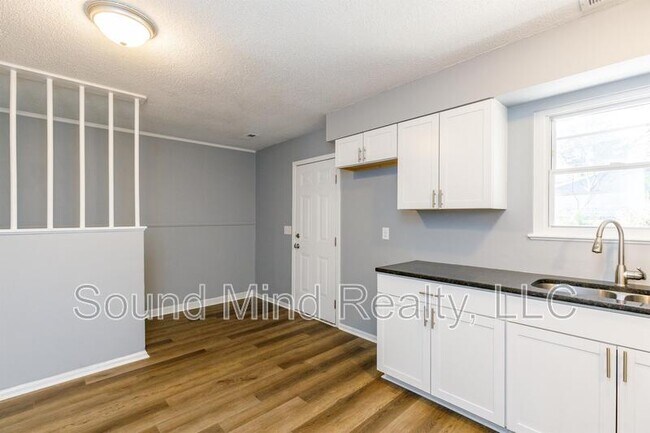 Building Photo - 2624 Sanderford Rd