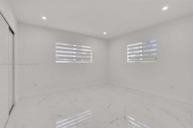 Building Photo - 7420 Beach View Dr