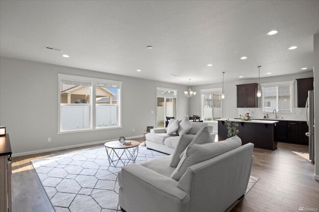 Building Photo - 3 bedroom, 2 bath house with garage