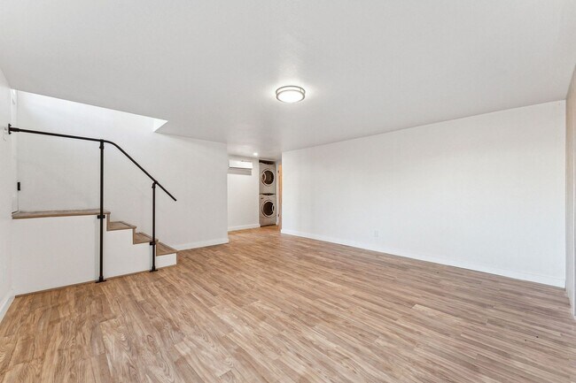 Building Photo - 1Bed/1Bath Apartment with HUGE Private Yard!