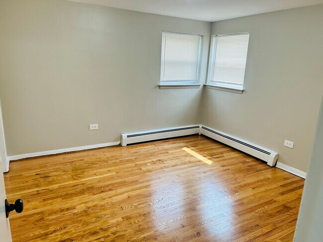 Building Photo - 3146 Ridgeland Ave