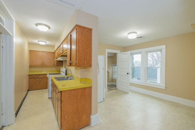 Building Photo - 355 Doty St