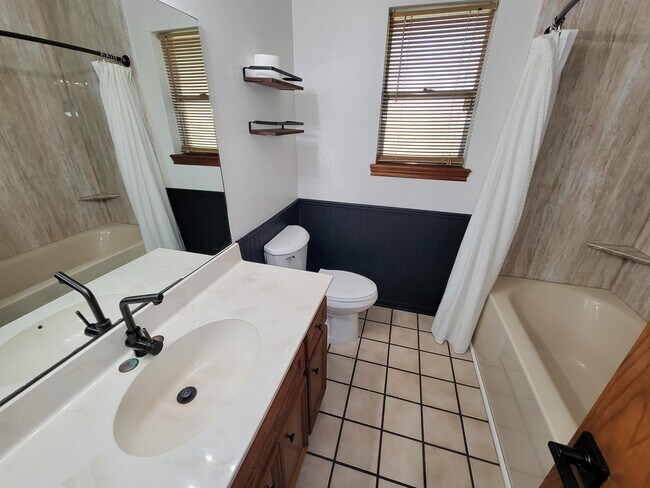 Building Photo - 10282 Valley Dr S