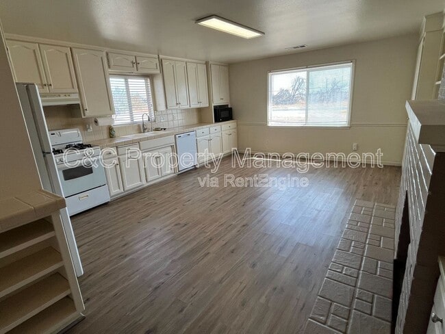 Building Photo - 15290 Sunset Dr