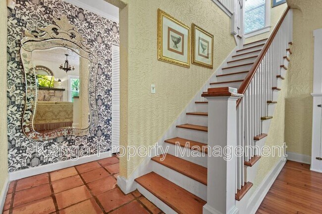 Building Photo - 194 Almeria Rd