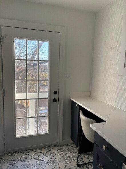 Building Photo - 102 N George Mason Dr