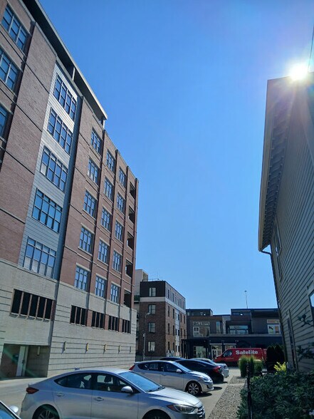 Building Photo - 721 E North St