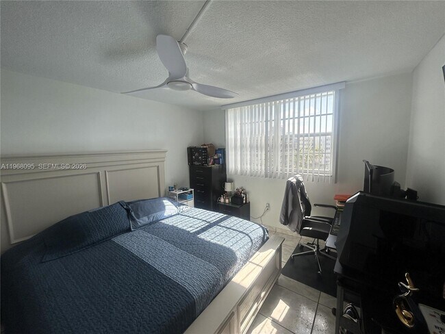 Building Photo - 2851 Leonard Dr