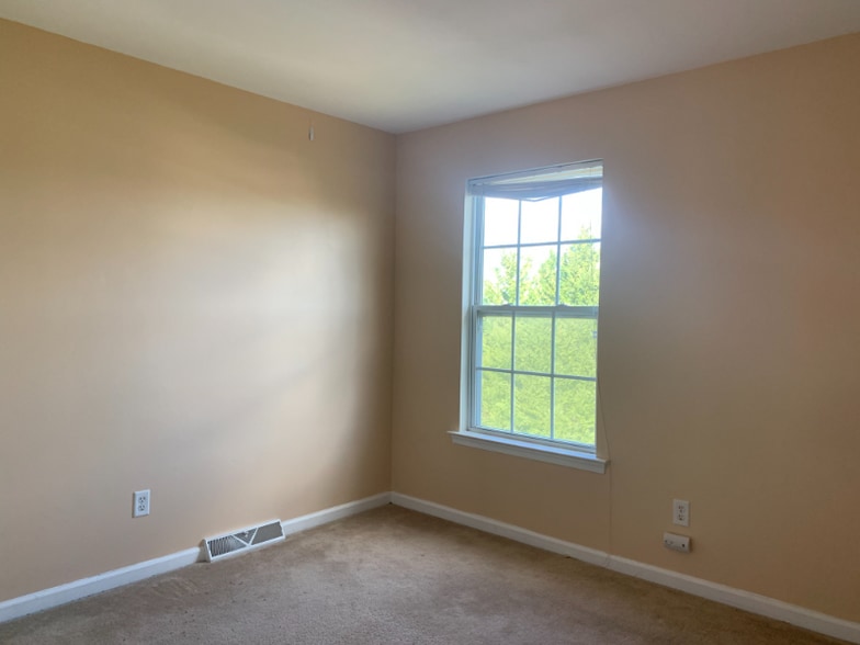 Building Photo - 351 Paradee Dr