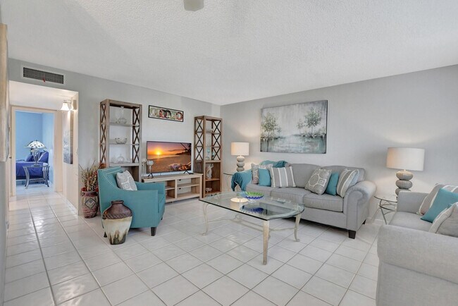 Building Photo - 204 Burgundy N