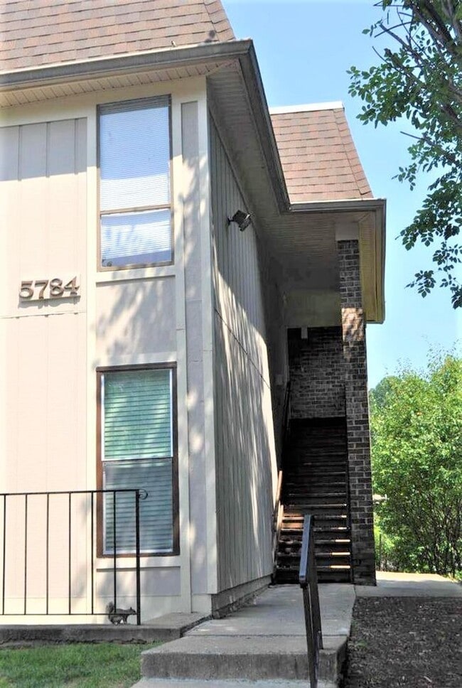 Building Photo - Charming 2 Bed 1 Bath Apartment With Paved...