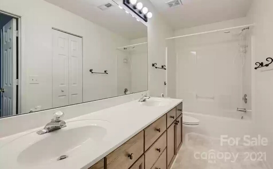 Attached master bath - 12707 Spirit Bound Way