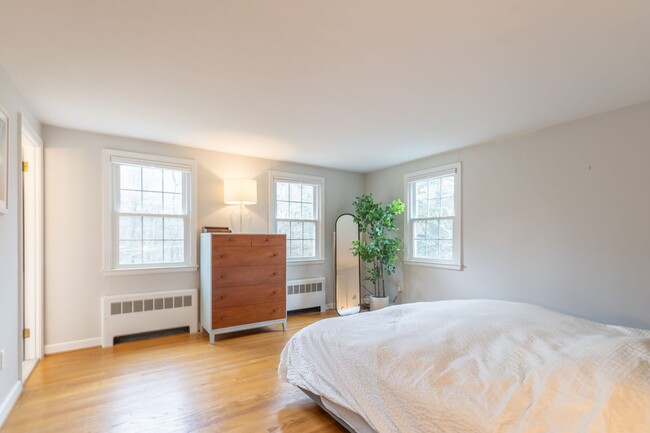 Building Photo - Bright and Beautiful 4 Bedroom Colonial