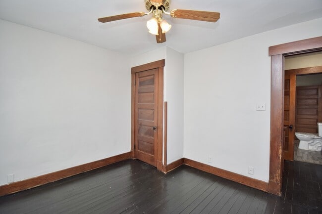 Building Photo - 23 E Parkwood Dr