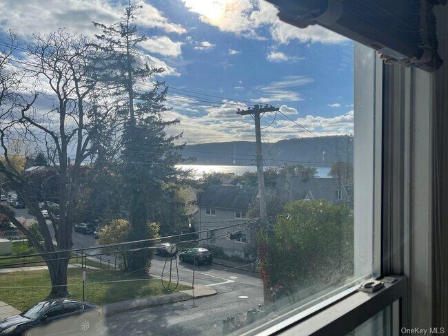 Building Photo - 579 Broadway