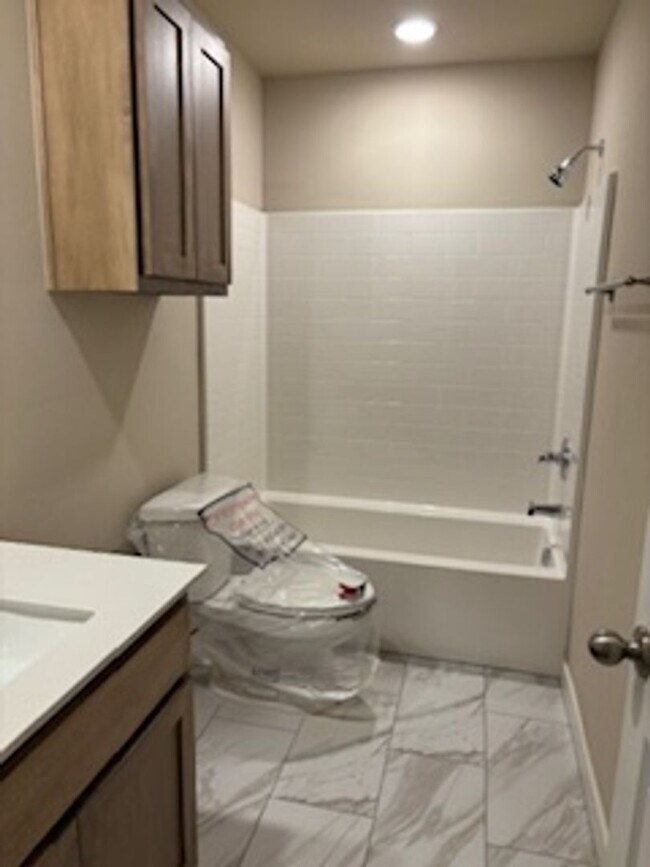 Building Photo - New Home! 1st month free!