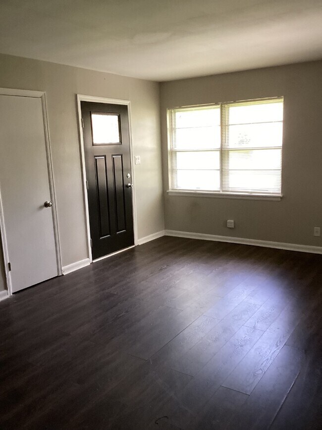 Building Photo - 2408 Whitesburg Dr