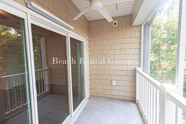 Building Photo - 3 Bedroom End Unit w/ Screened-In Balcony
