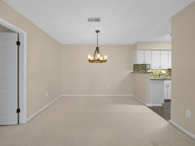 Building Photo - Gorgeous 2 bedroom home- Move-In Ready Condo in Parkview. Minutes to Downtown Greenville & the Ne...