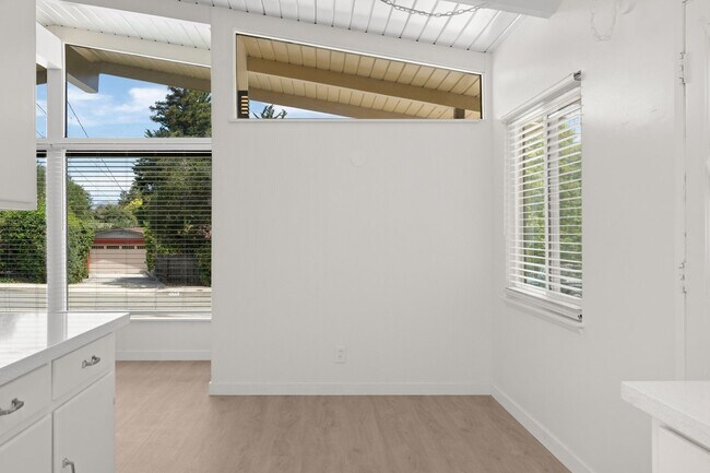 Building Photo - 289 Ramona Dr