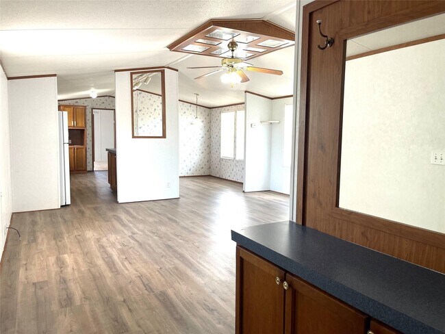 Building Photo - 605 Rd 5816