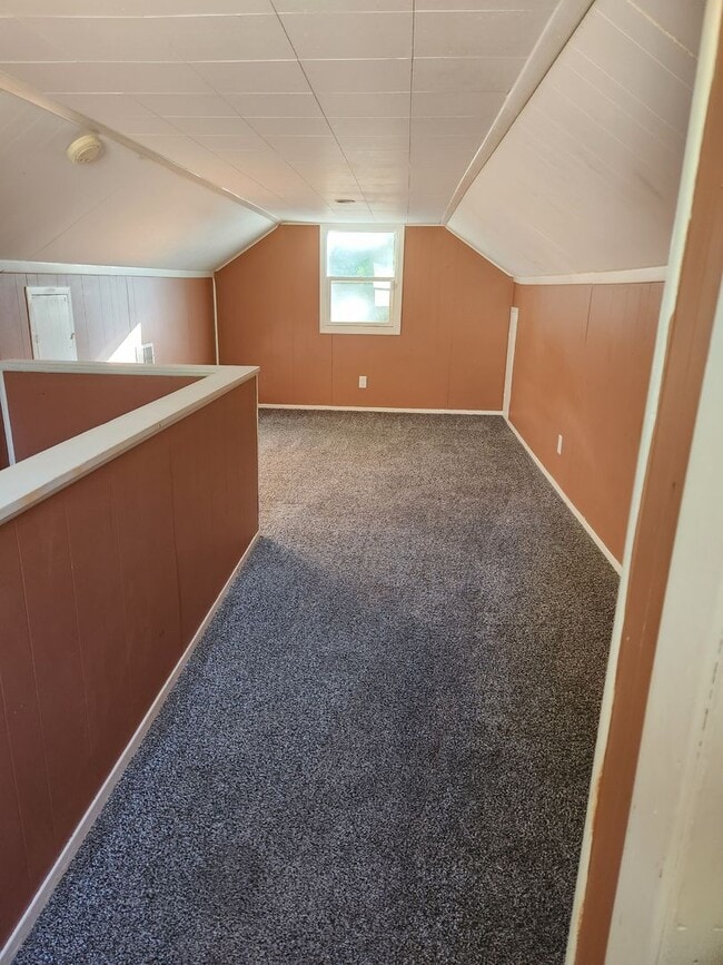 Building Photo - 3 Bedroom/1 Bath with garage