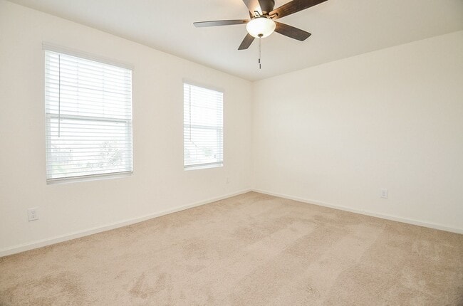 Building Photo - 1013 Banyon Tree Ln